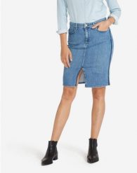 SPÓDNICA JEANSOWA WRANGLER SPÓDNICA INDIGO UNIFORM W29L9286F. Niebieskie spódnice damskie Wrangler, na co dzień, l, bez wzorów, z jeansu. W wyprzedaży za 69.99 zł.