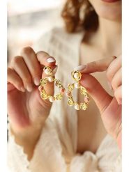 Pierres delicates Pozłacane kolczyki-wkrętki z waryscytami rozmiar: onesize. Czerwone kolczyki damskie Pierres delicates, z perłą, pozłacane. Za 74.28 zł.