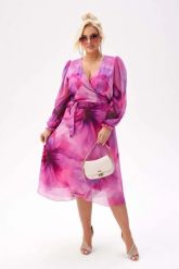 Elegancka sukienka Lilianna w odcieniach różu - zwiewność i romantyzm PLUS SIZE XXL. Czerwone sukienki damskie Moda Size Plus Iwanek, z aplikacjami, z elastanu, eleganckie, bez ramiączek. Za 359.90 zł.