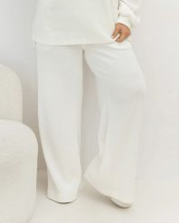 Oversizowe prążkowane spodnie Good Day Ahead na gumce z kieszeniami w kolorze ecru Plus Size Oversize. Białe spodnie dresowe damskie Moda Size Plus Iwanek, l, bez wzorów, z dresówki. Za 199.90 zł.
