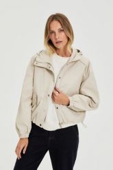 Kurtka z kapturem beżowa. Brązowe kurtki damskie MOODO, l, bez wzorów, z bawełny, z kapturem. Za 199.99 zł.