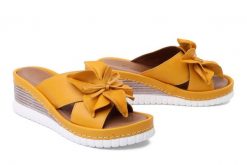 ARTIKER RELAKS 52C0504 żółty, klapki damskie. Żółte klapki damskie Artiker Relaks, bez wzorów, ze skóry, bez obcasa, na koturnie, bez zapięcia. Za 181.93 zł.