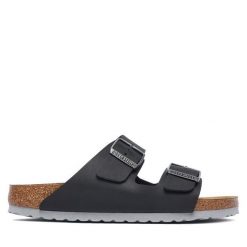 Klapki Birkenstock. Czarne klapki damskie Birkenstock, bez wzorów, bez obcasa, bez zapięcia. Za 399.99 zł.