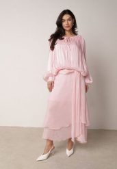 Różowa Szyfonowa Sukienka Koktajlowa o Rozkloszowanym Kroju Thagune. Czerwone sukienki damskie Born2be, bez wzorów, z materiału, eleganckie, bez ramiączek. Za 269.99 zł.