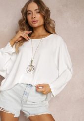 Biała Bluzka o Fasonie Nietoperza z Naszyjnikiem Kenola. Białe bluzki damskie Renee, bez wzorów, eleganckie, bez kołnierzyka, bez ramiączek. Za 49.99 zł.