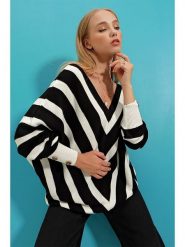 Trend Alaçatı Stili Sweter w kolorze czarno-białym rozmiar: onesize. Białe swetry klasyczne damskie Trend Alaçatı Stili, z wełny, bez kołnierzyka. Za 105.14 zł.