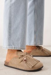 Ciemnobeżowe Płaskie Klapki Mule Zdobione Frędzlami i Kokardką z Koralikami Petlame. Brązowe klapki damskie Born2be, z aplikacjami, z jeansu, bez obcasa, na płaskiej podeszwie, bez zapięcia. Za 79.99 zł.