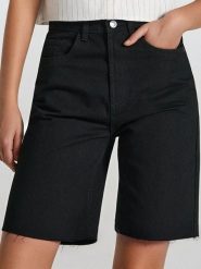 Szorty jeansowe straight - czarny. Czarne spodenki sportowe damskie Sinsay, l, bez wzorów, z jeansu. W wyprzedaży za 25.99 zł.