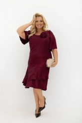 Elegancka sukienka midi z falbanami i odpinaną różą Evelyn bordowa na wesele | Plus Size Oversize. Czerwone sukienki damskie Moda Size Plus Iwanek, z aplikacjami, z elastanu, eleganckie, bez ramiączek. Za 335.00 zł.