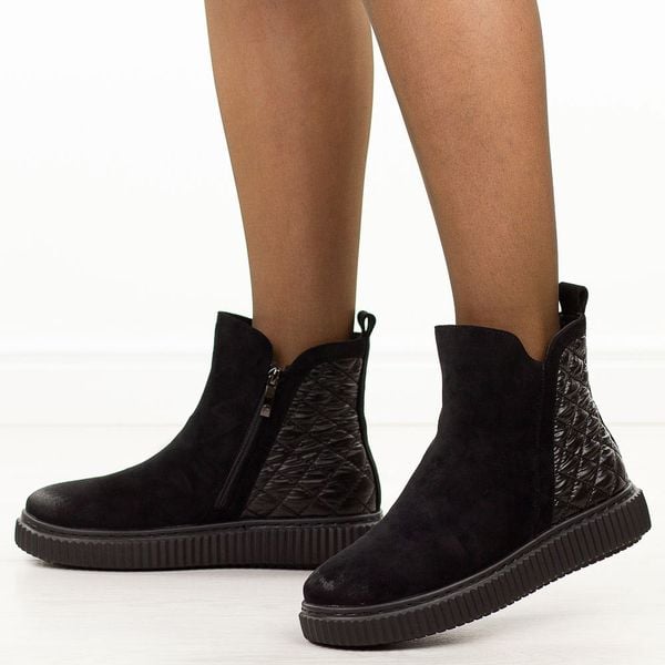 Czarne zamszwe botki damskie Potocki 19365. Czarne botki damskie POTOCKI, na jesień, z dzianiny, eleganckie, z okrągłym noskiem, bez obcasa, na płaskiej podeszwie, bez zapięcia. W wyprzedaży za 158.01 zł.