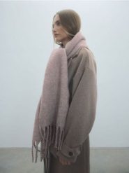 Szalik z dodatkiem wełny - brązowy. Brązowe szaliki damskie Reserved, bez wzorów, z wełny. W wyprzedaży za 49.99 zł.