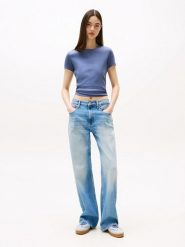 TOMMY JEANS Koszulka w kolorze niebieskim rozmiar: XS. Niebieskie bluzki damskie Tommy Jeans, xs, bez wzorów, z jeansu, bez kołnierzyka, bez ramiączek. Za 96.60 zł.