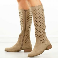 Beżowe wiosenne zamszowe kozaki damskie M.Daszyński Sa198-33b. Brązowe kozaki damskie M.Daszyński, na jesień, z zamszu, bez obcasa, na obcasie, bez zapięcia. Za 249.00 zł.