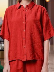 Koszula z krótkim rękawem i kołnierzykiem z modalem - czerwony. Czerwone koszule damskie Sinsay, l, bez wzorów, bez kołnierzyka, bez ramiączek. W wyprzedaży za 32.99 zł.