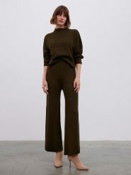 BGN Spodnie w kolorze khaki rozmiar: 40. Brązowe spodnie materiałowe damskie BGN, bez wzorów, z materiału. Za 147.91 zł.