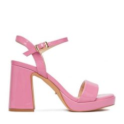 Sandały DeeZee. Czerwone sandały damskie DeeZee, bez wzorów, bez obcasa, na słupku, bez zapięcia. Za 159.99 zł.