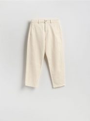 Jeansy chino - kremowy. Białe jeansy damskie Reserved. Za 129.99 zł.