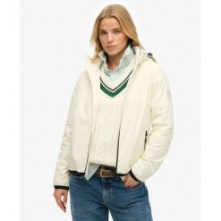 Kurtka przeciwwiatrowa z kapturem i logo. Białe kurtki damskie Superdry, bez wzorów, z kapturem. W wyprzedaży za 283.10 zł.