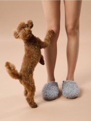 Kapcie z imitacji baranka - szary. Szare kapcie damskie Sinsay. Za 29.99 zł.