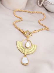 L'Atelier de Gaia Pozłacany naszyjnik z zawieszką - dł. 45 cm rozmiar: onesize. Białe naszyjniki damskie L'Atelier de Gaia, z perłą, pozłacane. Za 69.99 zł.