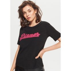 Koszulka z nadrukiem - Czarny. Bluzki damskie Cropp. W wyprzedaży za 14.99 zł.
