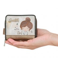 Portfel damski Anekke, z efektownym nadrukiem i metalowym logo zapinany na suwak wyposażony w przegrody na karty kieszeń na monety, brązowy, 42809-90. Brązowe portfele damskie Anekke, bez wzorów. Za 129.00 zł.