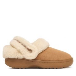 Klapki Crocs. Brązowe klapki damskie Crocs, bez wzorów, bez obcasa, bez zapięcia. Za 299.99 zł.