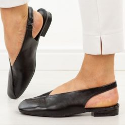 Czarne baleriny damskie Potocki 20335. Czarne czółenka damskie POTOCKI, bez wzorów, z jeansu, bez obcasa, na obcasie. W wyprzedaży za 131.12 zł.