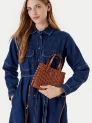 Guess Torebka Brigitta Mini HWWZ72 06770 Brązowy. Brązowe torebki klasyczne damskie Guess, ze skóry, bez dodatków. Za 319.99 zł.