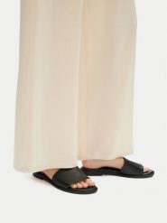 Lasocki Klapki EST-AFIONA-01 Czarny. Czarne klapki damskie Lasocki, bez wzorów, ze skóry, bez obcasa, bez zapięcia. Za 119.99 zł.