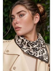 Lucky Bees Chusta w kolorze brązowo-kremowym - 50 x 50 cm rozmiar: onesize. Brązowe chusty damskie Lucky Bees, bez wzorów, z materiału. Za 60.88 zł.