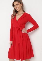 Czerwona Midi Sukienka z Plisowanym Dołem i Kopertowym Dekoltem z Materiałowym Paskiem Obebba. Czerwone sukienki damskie Born2be, bez wzorów, z materiału, eleganckie, bez ramiączek. W wyprzedaży za 118.99 zł.