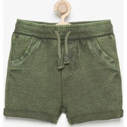 Krótkie spodenki dresowe - Khaki. Brązowe spodenki chłopięce Reserved, z dresówki. W wyprzedaży za 29.99 zł.