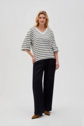 Bluza oversize w paski biało-czarna. Białe bluzy damskie MOODO, l, bez wzorów, z bawełny, bez kaptura. W wyprzedaży za 59.99 zł.