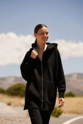 Bluza oversize z kapturem czarna. Czarne bluzy damskie MOODO, m, bez wzorów, z bawełny, z kapturem. W wyprzedaży za 84.99 zł.