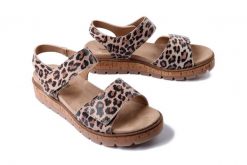 COMFORTABEL 710209-00 leo, sandały damskie. Brązowe sandały damskie Comfortabel, bez wzorów, bez obcasa, na płaskiej podeszwie, bez zapięcia. Za 230.93 zł.