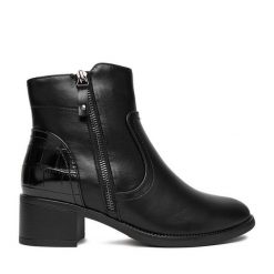 Botki Clara Barson. Czarne botki damskie Clara Barson, bez obcasa, na słupku, bez zapięcia. Za 139.99 zł.