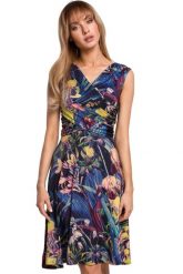 Sukienka w kwiaty z kopertowym dekoltem niebieska. Niebieskie sukienki damskie Sukienki.shop, bez wzorów, z dzianiny, eleganckie, bez ramiączek. Za 139.00 zł.