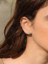 DIAMANTA Złote kolczyki-wkrętki "Carré richesse" z diamentami rozmiar: onesize. Szare kolczyki damskie DIAMANTA, z diamentem, złote. Za 2,109.99 zł.