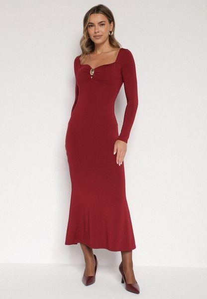 Bordowa Sukienka z Wiskozą Ozdobiona Metalową Klamrą Refira. Czerwone sukienki damskie Born2be, bez wzorów, z wiskozy, eleganckie, bez ramiączek. Za 129.99 zł.