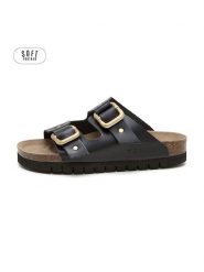 Teegu Skórzane klapki w kolorze czarnym rozmiar: 38. Czarne klapki damskie teegu, bez wzorów, z otwartym noskiem, bez obcasa, bez zapięcia. Za 130.99 zł.