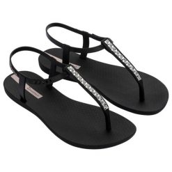 Sandały Ipanema Class Chic W 83708BE131 czarne. Czarne sandały damskie bez wzorów, z materiału, bez obcasa, bez zapięcia. Za 273.73 zł.