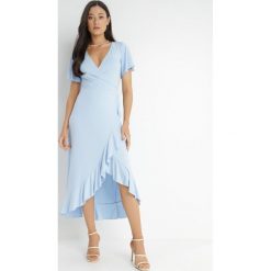 Jasnoniebieska Sukienka Aediala. Niebieskie sukienki damskie Born2be, bez wzorów, z tkaniny, bez ramiączek. Za 189.99 zł.