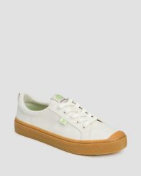 Tenisówki Cariuma OCA Low Gum Off-White Canvas. Białe trampki damskie CARIUMA, bez wzorów, z gumy, bez zapięcia. Za 215.25 zł.