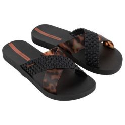 Klapki Ipanema Sense Slide 27214 BC402 czarne panterka. Czarne klapki damskie bez wzorów, z materiału, bez obcasa, bez zapięcia. Za 154.29 zł.