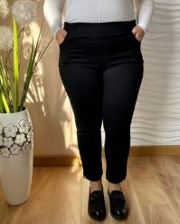 Czarne spodnie jeansowe Julia z wysokim stanem 7/8 PLUS SIZE XXL. Czarne spodnie materiałowe damskie Nasi partnerzy, bez wzorów, z bawełny, krótkie. Za 199.90 zł.