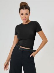 Koszulka z marszczeniem po bokach - czarny. Czarne koszulki damskie Sinsay, l, bez wzorów, bez kołnierzyka, bez ramiączek. Za 19.99 zł.