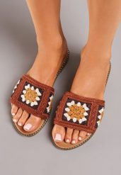 Brązowe Płaskie Klapki w Stylu Boho Ozdobione Nitami Yarpena. Brązowe klapki damskie Born2be, bez wzorów, z materiału, z otwartym noskiem, bez obcasa, na płaskiej podeszwie, bez zapięcia. Za 59.99 zł.
