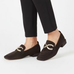 Półbuty damskie S.Barski, cholewka skóra naturalna wsuwany fason metalowa ozdoba na przodzie niski obcas kwadratowy nosek klasyczna linia minimalisty. Brązowe czółenka damskie S.BARSKI, z aplikacjami, ze skóry, bez obcasa, na obcasie. Za 389.00 zł.