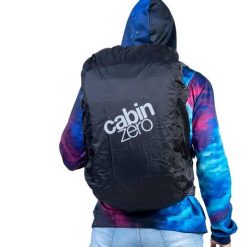 Pokrowiec na plecak CabinZero Rain Cover AX02. Czarne plecaki CABINZERO, bez wzorów. Za 107.99 zł.